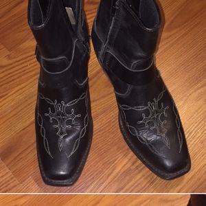 Rebel Chic Dingo Brand black leather biker/goth ankle boots size 6. Worn twice